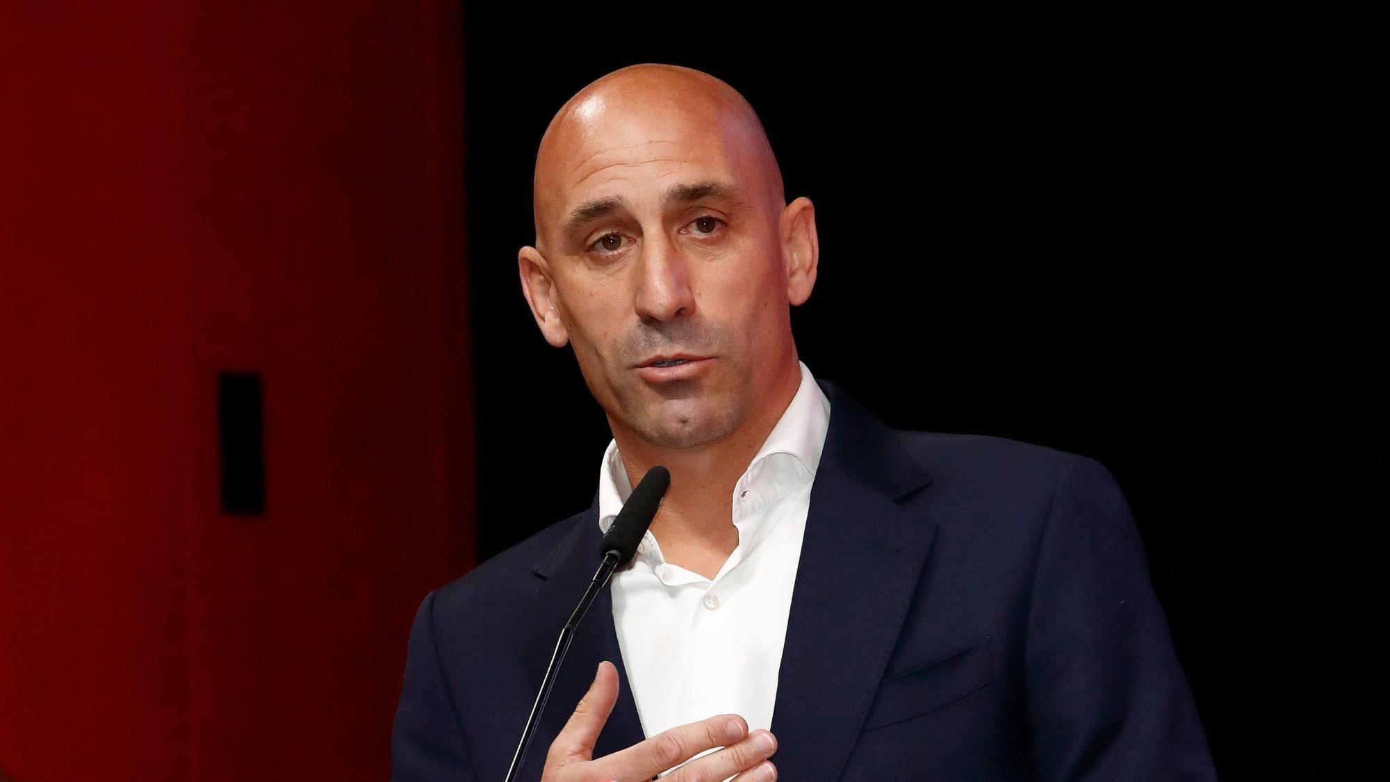 Luis Rubiales, Präsident des spanischen Fußballverbandes RFEF, spricht bei der Außerordentlichen Generalversammlung des Verbandes.