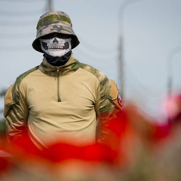Ein Kämpfer der privaten Wagner-Militärs steht an einer informellen Gedenkstätte neben dem ehemaligen "PMC-Wagner-Zentrum". Der russische Söldnerführer Prigoschin ist nach Angaben seines Telegram-Kanals Grey Zone vom Mittwoch tot. Von offizieller Seite steht eine Bestätigung aus. Nach russischen Behördenangaben stand er aber auf der Passagierliste eines abgestürzten Flugzeugs. +++ dpa-Bildfunk +++