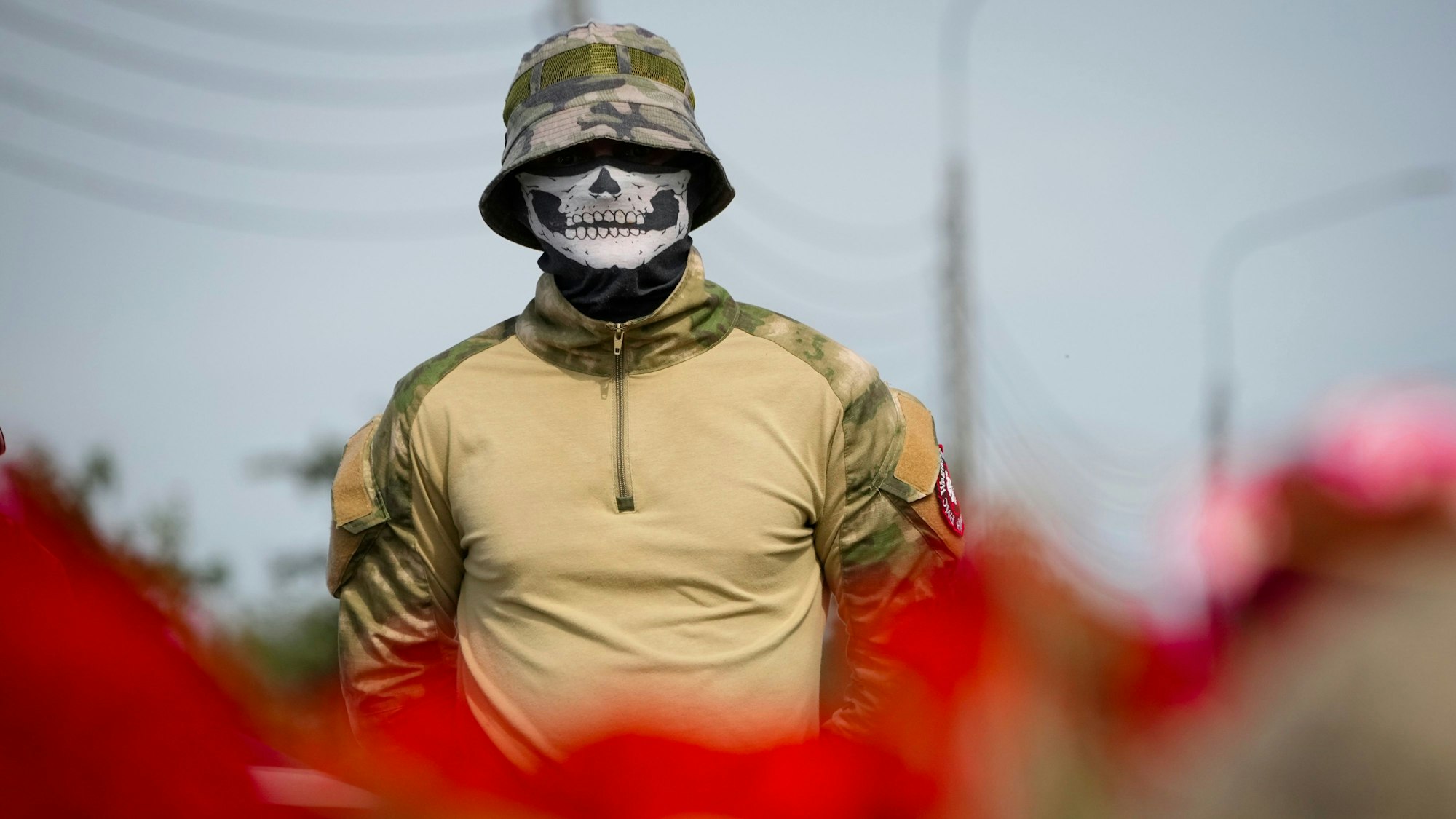 Ein Kämpfer der privaten Wagner-Militärs steht an einer informellen Gedenkstätte neben dem ehemaligen "PMC-Wagner-Zentrum". Der russische Söldnerführer Prigoschin ist nach Angaben seines Telegram-Kanals Grey Zone vom Mittwoch tot. Von offizieller Seite steht eine Bestätigung aus. Nach russischen Behördenangaben stand er aber auf der Passagierliste eines abgestürzten Flugzeugs. +++ dpa-Bildfunk +++