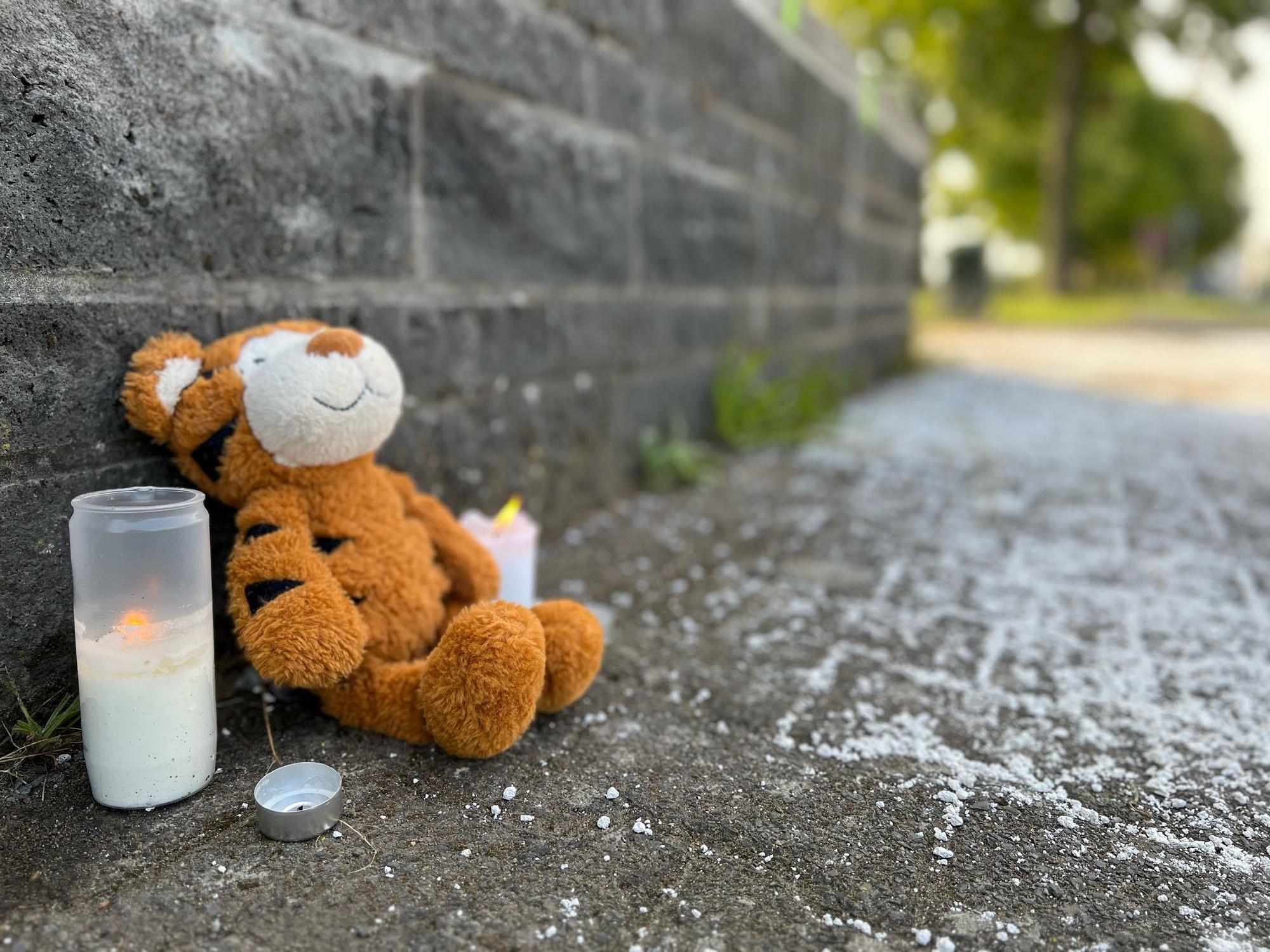 An der Unfallstelle sitzt ein Stofftiger, außerdem wurden vier Kerzen aufgestellt.