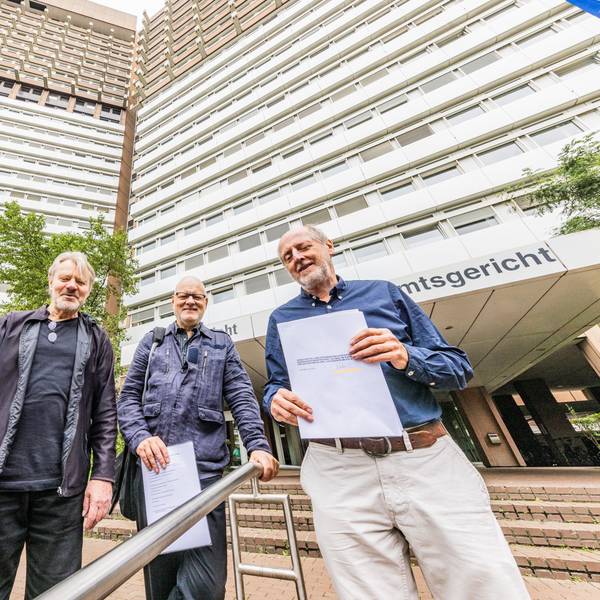 Professor Thomas Scheidler, Jörg Frank und BUND-Köln-Vorstand Helmut Röscheisen vor dem Justizzentrum in Köln.