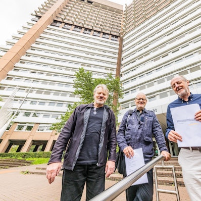 Professor Thomas Scheidler, Jörg Frank und BUND-Köln-Vorstand Helmut Röscheisen vor dem Justizzentrum in Köln.