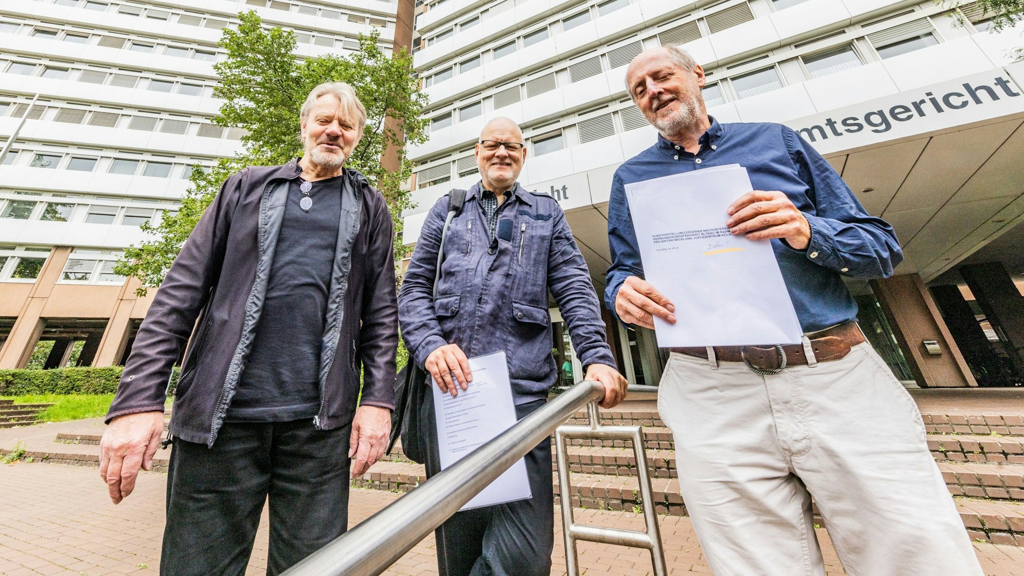 Professor Thomas Scheidler, Jörg Frank und BUND-Köln-Vorstand Helmut Röscheisen vor dem Justizzentrum in Köln.