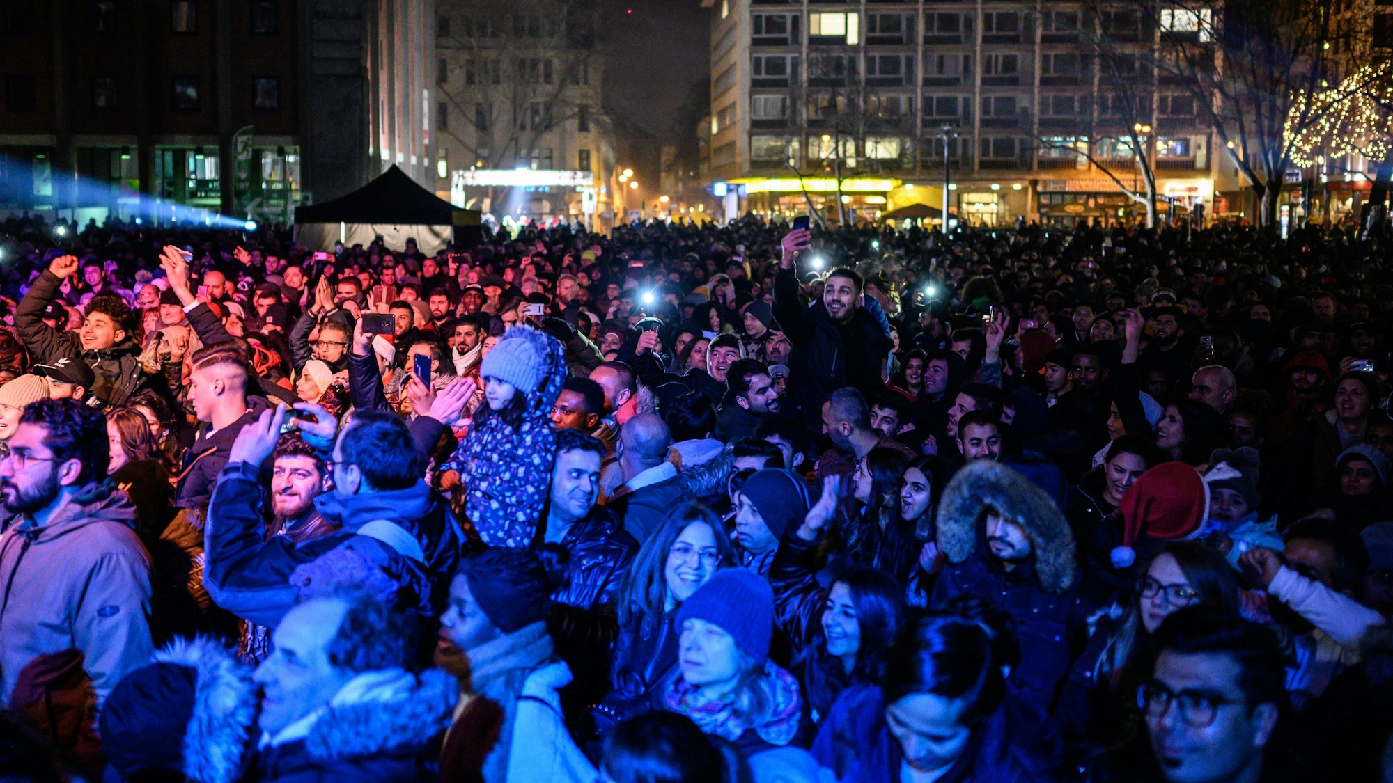 Zu sehen ist eine Menschenmenge.