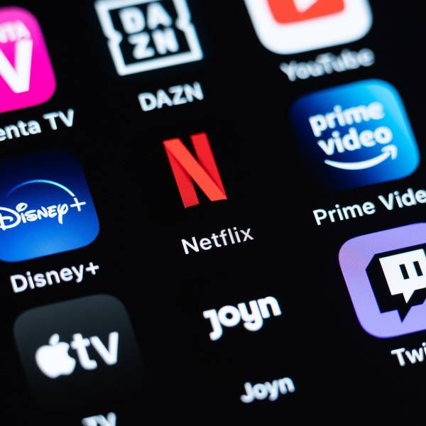 Verschiedene Streaming-Dienste, darunter Magenta TV, DAZN, YouTube, Disney+, Netflix, Prime Video, Sky Ticket, Aplle TV, Joyn, Twitch, sind auf dem Display eines iPhone SE zu sehen.