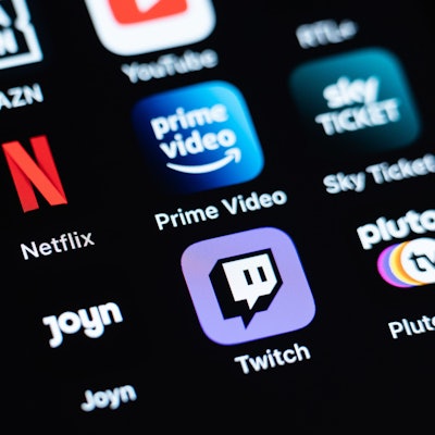 Verschiedene Streaming-Dienste, darunter Magenta TV, DAZN, YouTube, Disney+, Netflix, Prime Video, Sky Ticket, Aplle TV, Joyn, Twitch, sind auf dem Display eines iPhone SE zu sehen.
