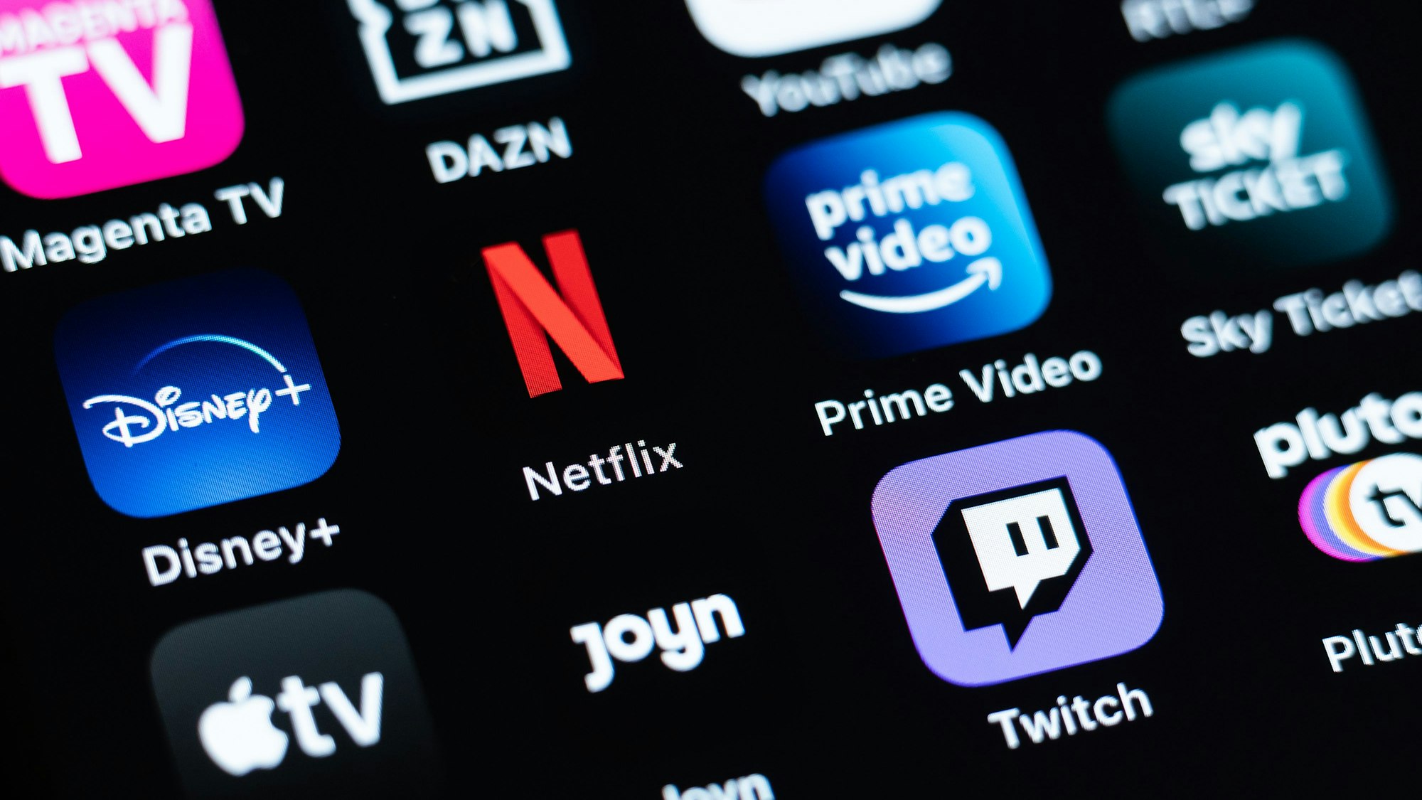 Verschiedene Streaming-Dienste, darunter Magenta TV, DAZN, YouTube, Disney+, Netflix, Prime Video, Sky Ticket, Aplle TV, Joyn, Twitch, sind auf dem Display eines iPhone SE zu sehen.