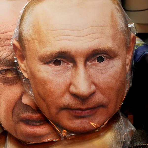 In einem Souvenirladen in St. Petersburg werden Gesichtsmasken verkauft, die den sowjetischen Diktator Stalin, den russischen Söldnerführer Prigoschin und Kremlchef Putin darstellen. Alte Videos des Wagner-Chefs und des russischen Präsidenten bekommen seit Prigoschins Tod viel Aufmerksamkeit.
