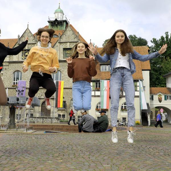 Vier Mädchen springen für die Fotoaufnahme in die Luft.
