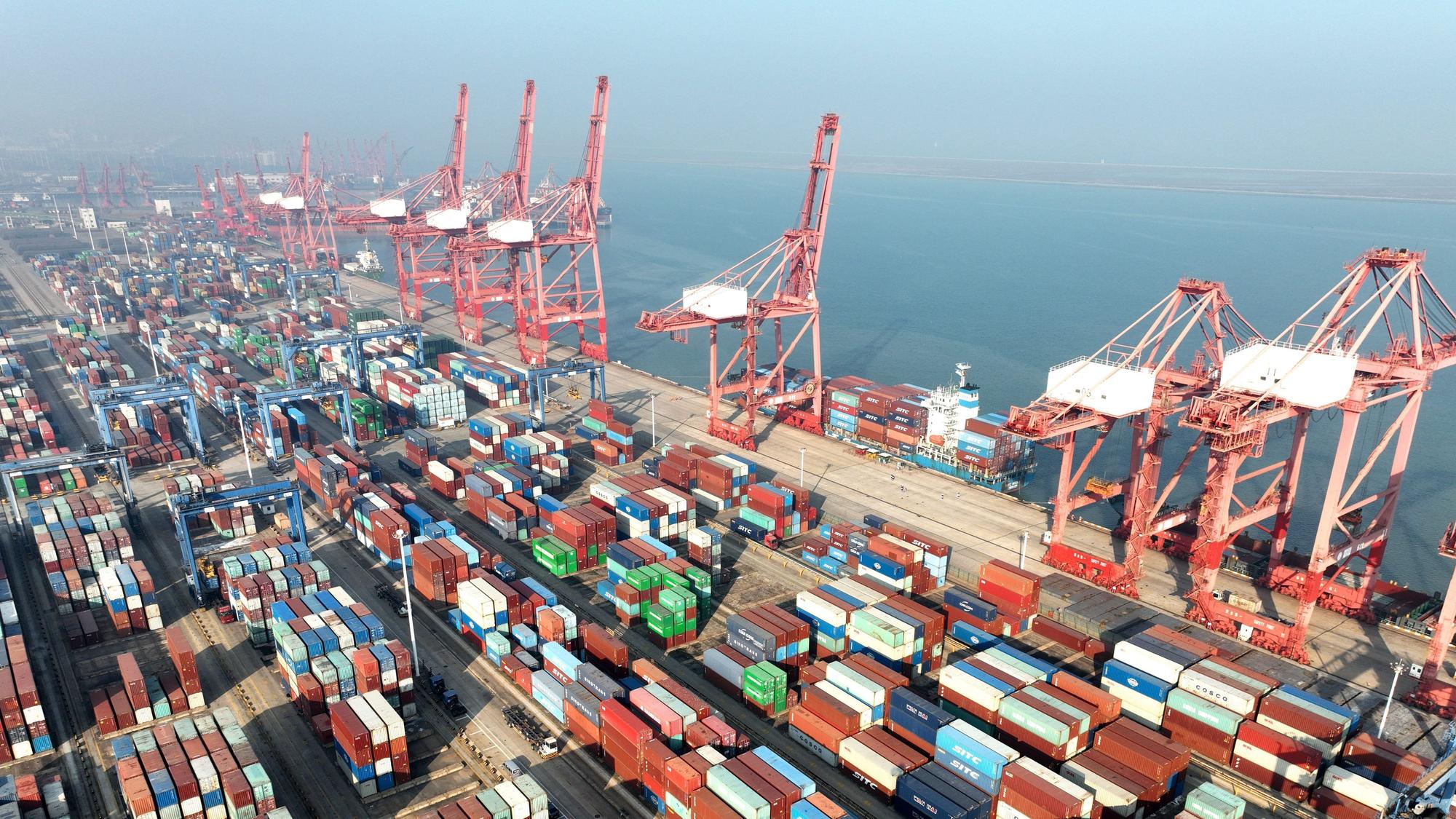 Containerterminal im Hafen von Lianyungang.