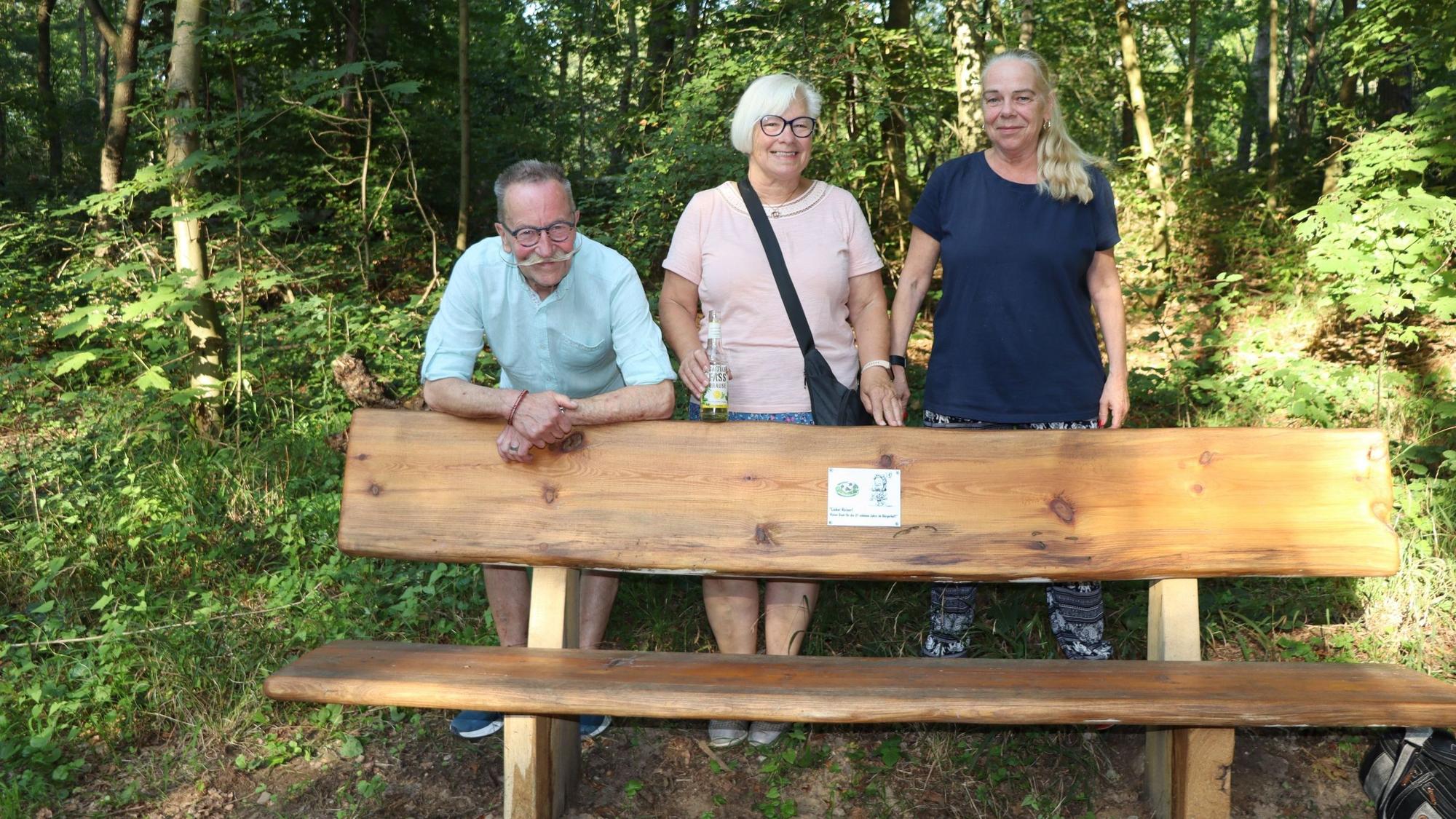 Reiner und Birgit Knauf sowie Beate Delling (v.l.) durften die Bank als erste nutzen. Foto: Uwe Schäfer