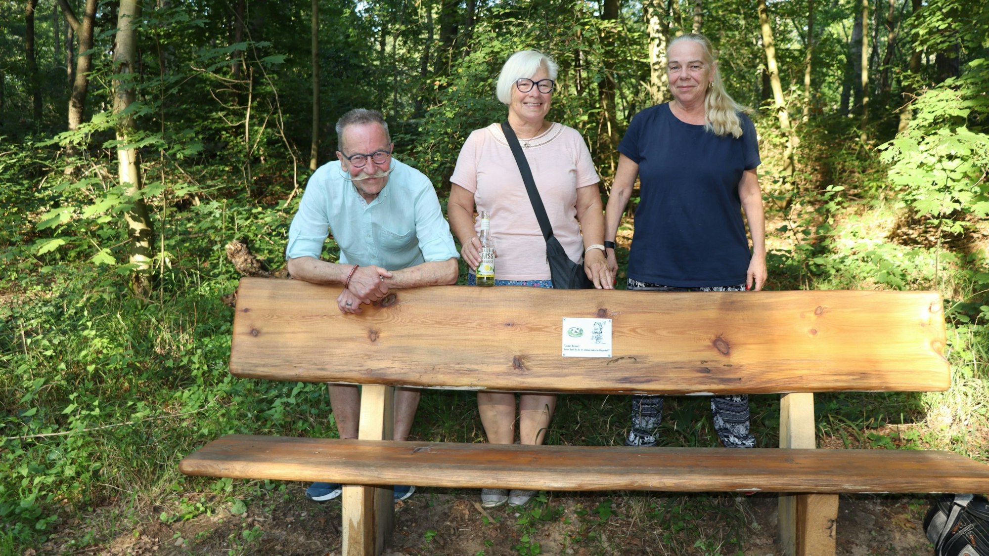 Reiner und Birgit Knauf sowie Beate Delling (v.l.) durften die Bank als erste nutzen. Foto: Uwe Schäfer