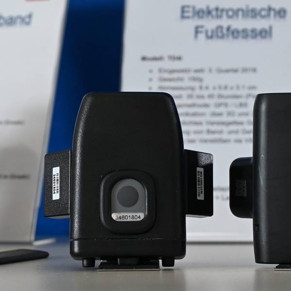 Zwei Modelle der elektronischen Aufenthaltsüberwachung, bekannt als elektronische Fußfessel.
