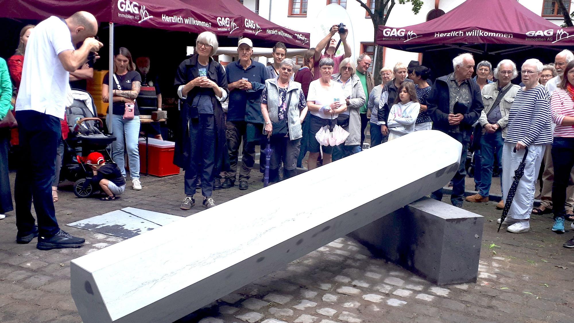 Die Skulptur "Wartende Säule" in Gedenken an Manfred Faber.