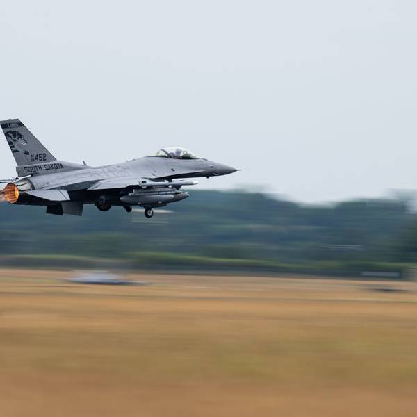 Ein F-16 Kampfflugzeug der US Air Force beim Start auf einem Militärflugplatz in Deutschland. (Symbolbild)