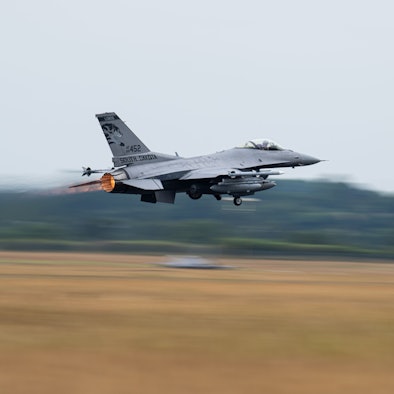 Ein F-16 Kampfflugzeug der US Air Force beim Start auf einem Militärflugplatz in Deutschland. (Symbolbild)