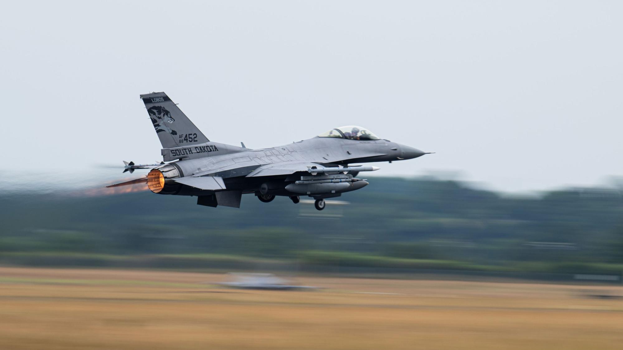 Ein F-16 Kampfflugzeug der US Air Force beim Start auf einem Militärflugplatz in Deutschland. (Symbolbild)