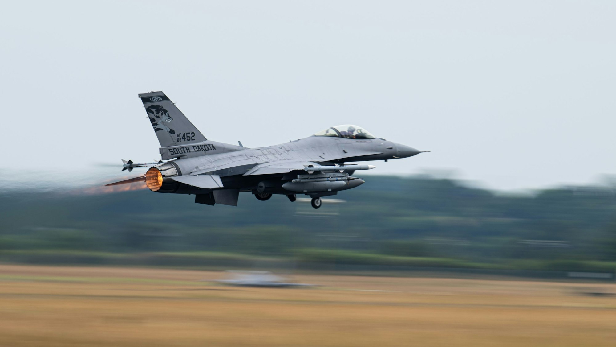 Ein F-16 Kampfflugzeug der US Air Force beim Start auf einem Militärflugplatz in Deutschland. (Symbolbild)