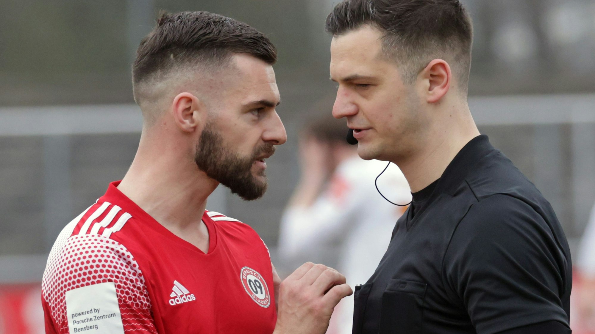 sport Mittelrheinliga
SV09 BW Friesdorf
Patrick Friesdorf und Schiri Kevin Orbach