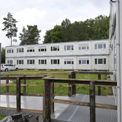 Zwei zweistöckige Containerbauten, die noch unbewohnt sind.