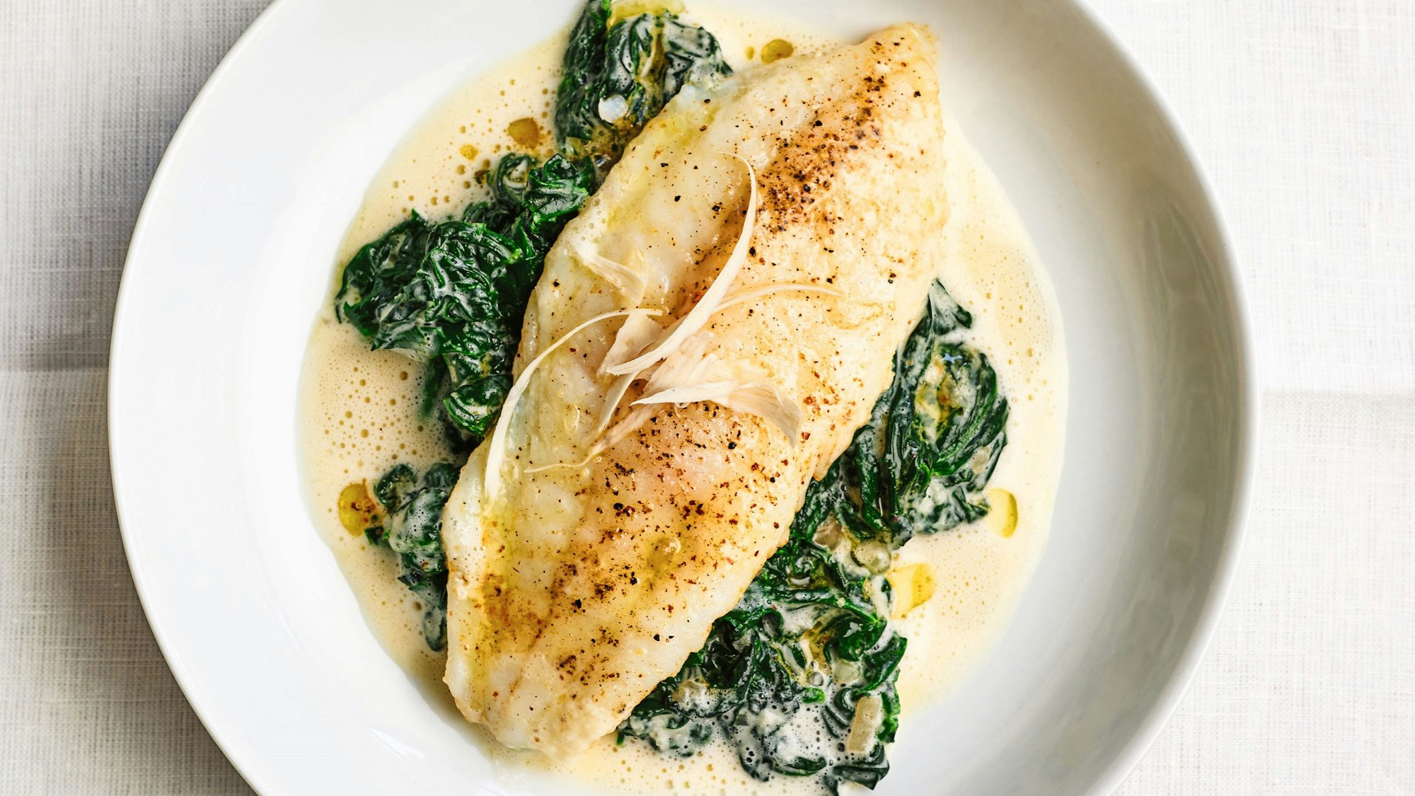 Das Gericht „Steinbutt mit Blattspinat und Meerrettichsauce“ aus Christian Rachs neuem Kochbuch „Deutsche Küche“