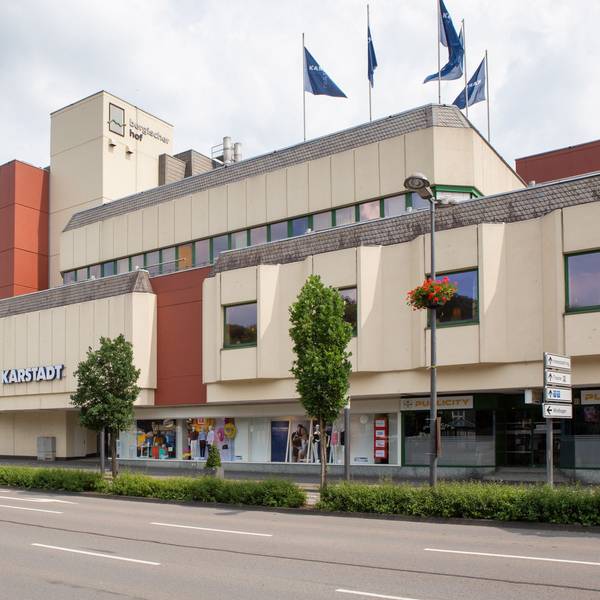 Eine Außenansicht des Einkaufszentrums zu der Zeit, als es Karstadt noch gab.