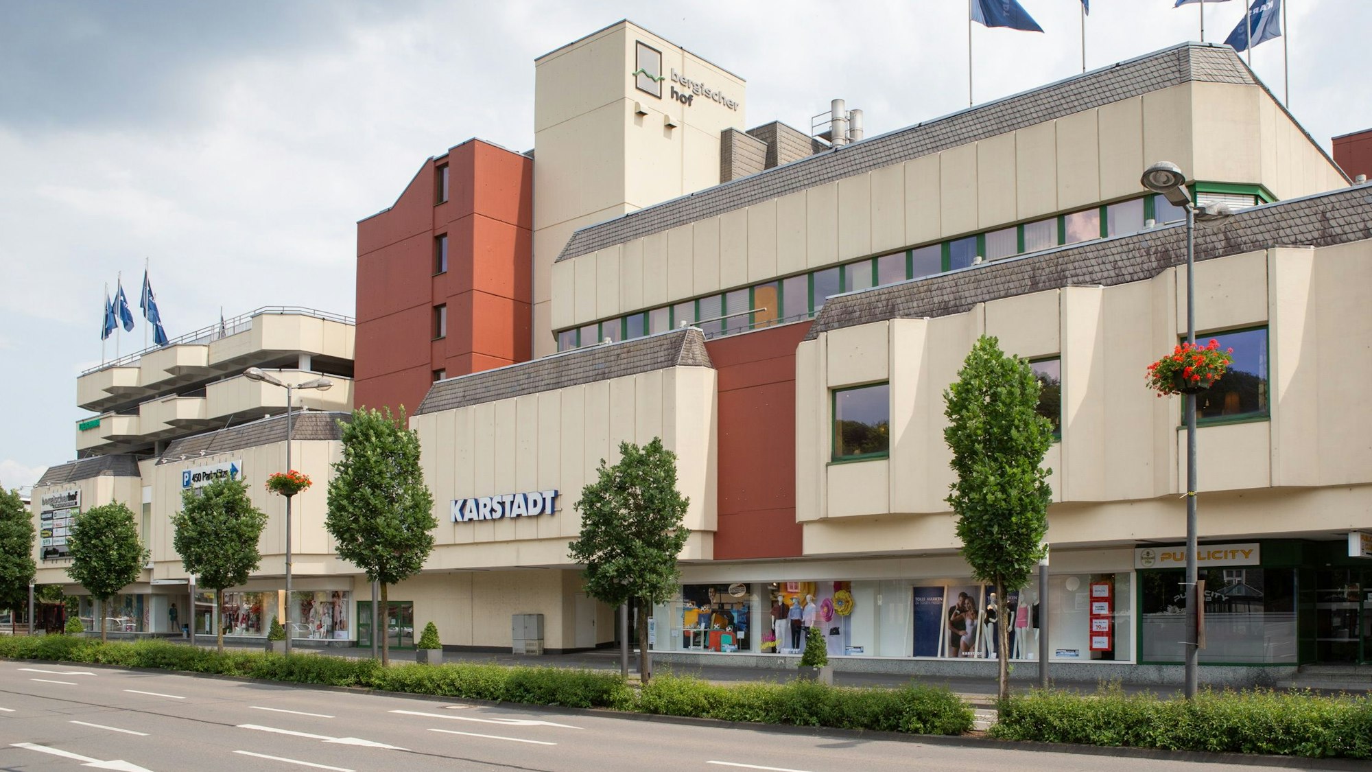 Eine Außenansicht des Einkaufszentrums zu der Zeit, als es Karstadt noch gab.