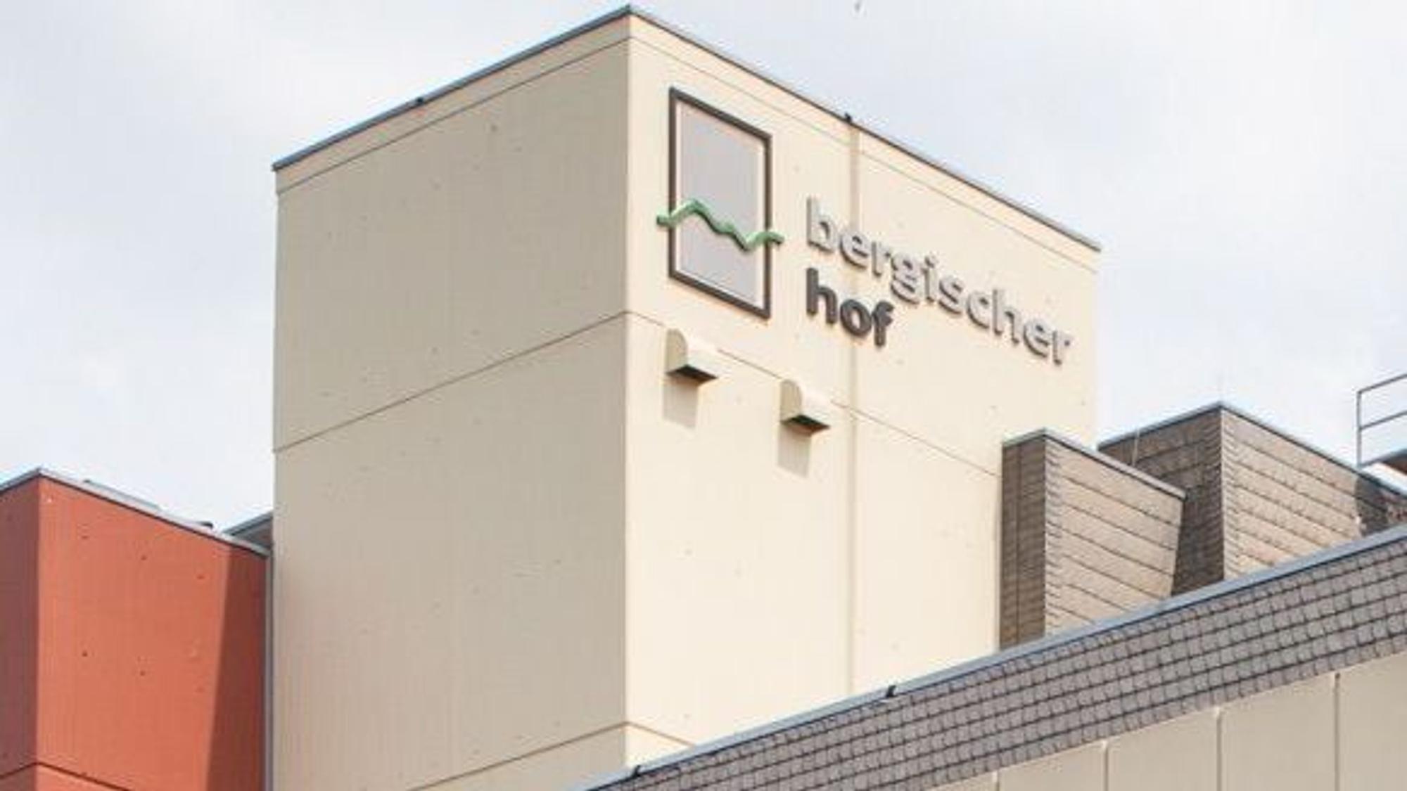 Das Logo des EKZ Bergischer Hof an der Fassade.
