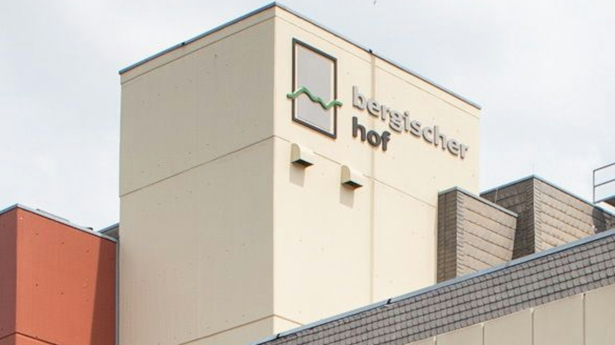 Das Logo des EKZ Bergischer Hof an der Fassade.