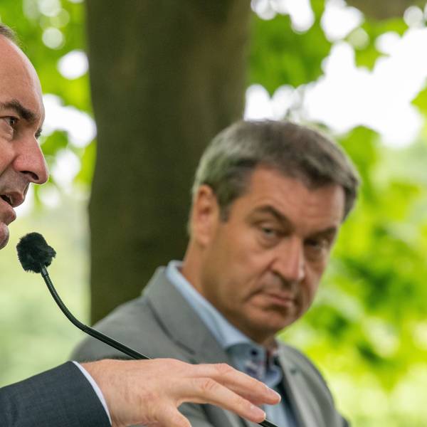 Zu sehen sind Hubert Aiwanger und Markus Söder im Hintergrund.
