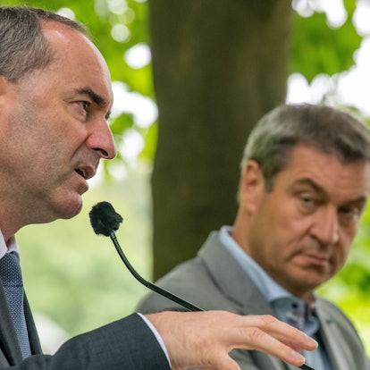 Zu sehen sind Hubert Aiwanger und Markus Söder im Hintergrund.