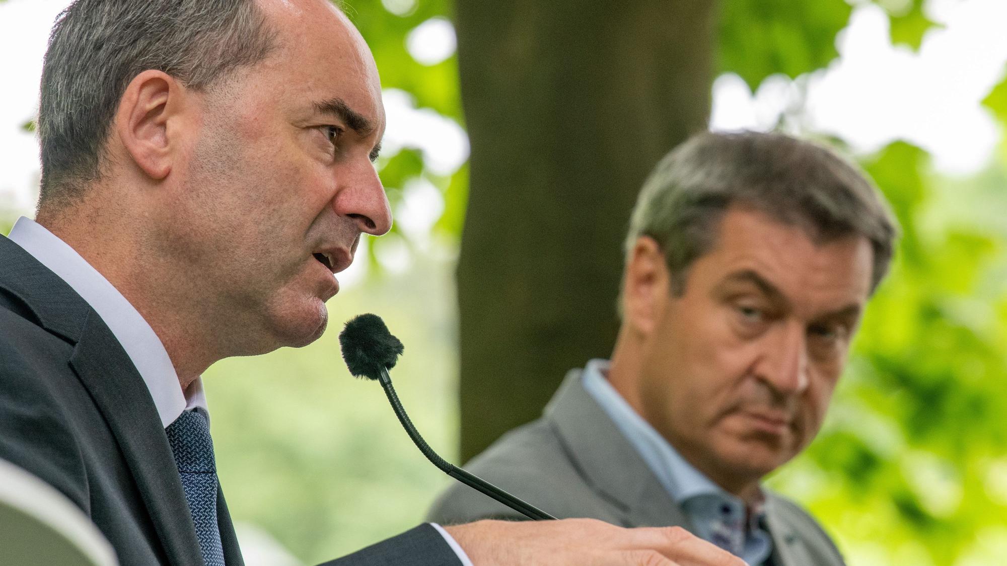 Zu sehen sind Hubert Aiwanger und Markus Söder im Hintergrund.