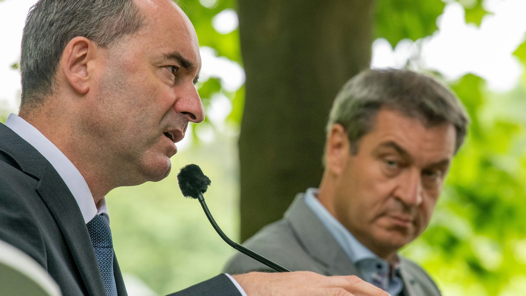 Zu sehen sind Hubert Aiwanger und Markus Söder im Hintergrund.