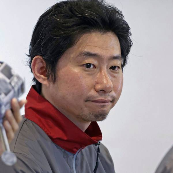 Takeshi Hakamada, Gründer und CEO von ispace, nimmt an einer Pressekonferenz mit einem Modell einer Mondlandefähre in Tokio teil.