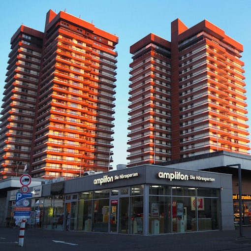 Vier Hochhäuser im Sonnenschein.