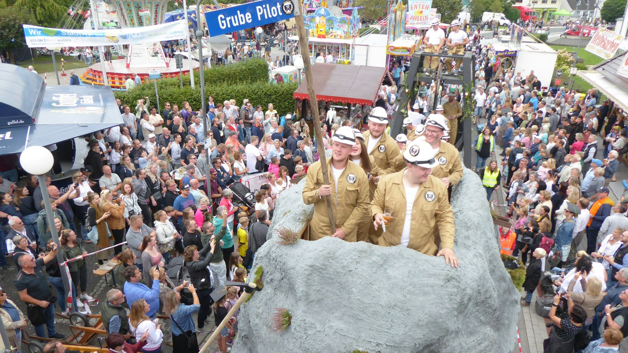 Ein Mottowagen von oben, der wie ein Berg gestaltet ist.