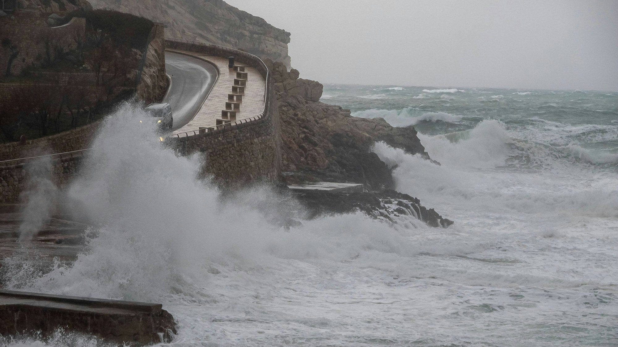 Sturmtief peitsch das Mittelmeer an die Kueste von Cala San Vincente auf Mallorca, Spanien