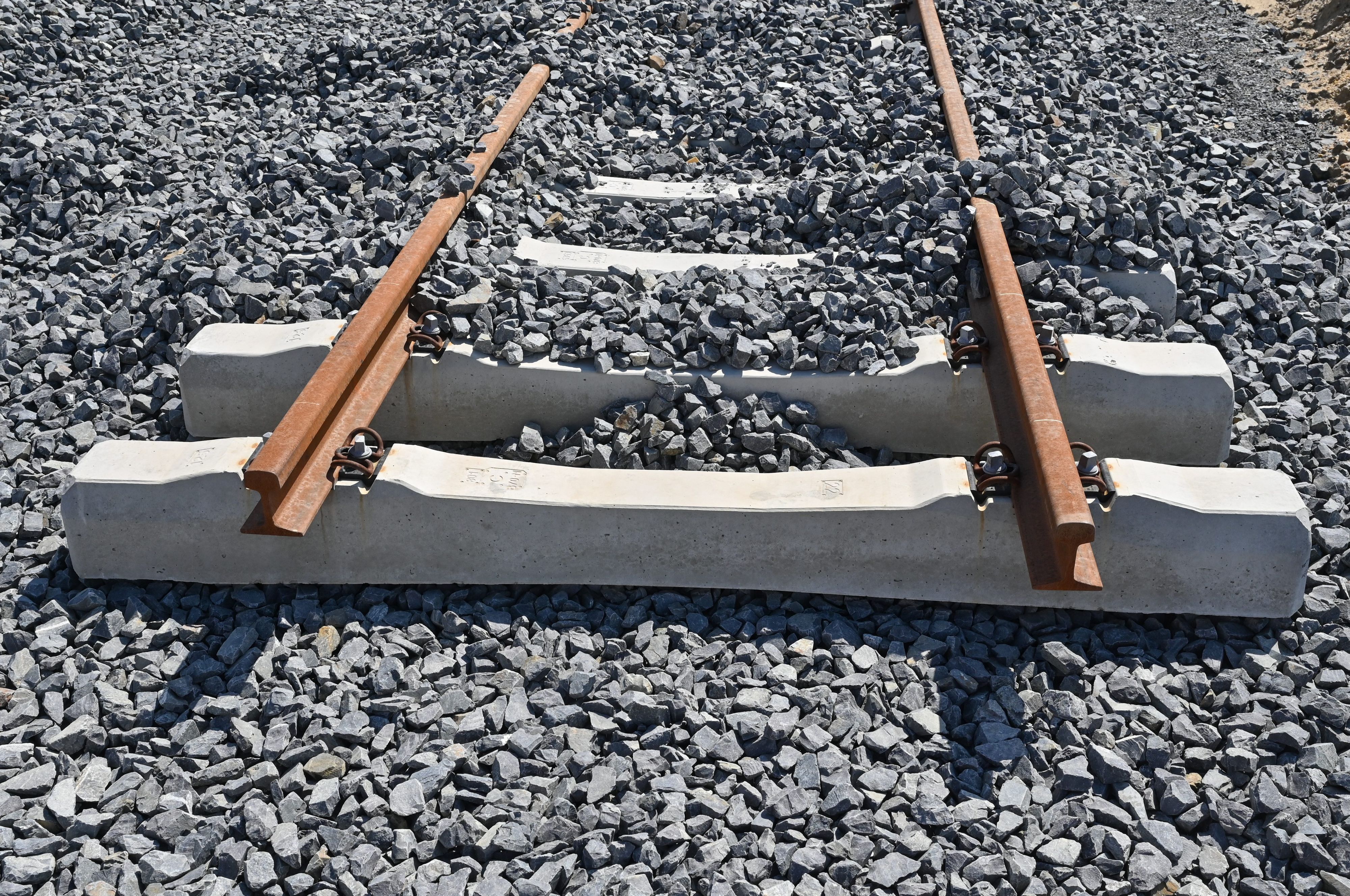 ARCHIV - 06.07.2023, Brandenburg, Cottbus: Schienen liegen an einer Baustelle der Bahn für ein neues Gleis. (Zu dpa "Sturmtief «Poly» und Baustellen belasten Bahn-Fahrgäste auch im Juli") Foto: Patrick Pleul/dpa +++ dpa-Bildfunk +++