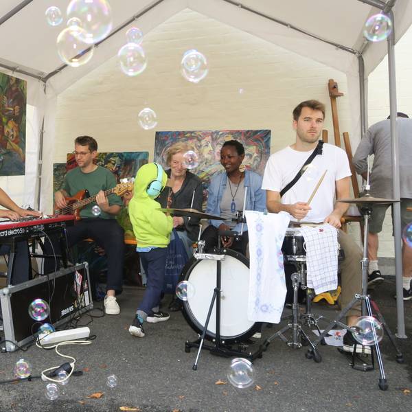 Eine Band spielt auf einer Bühne.