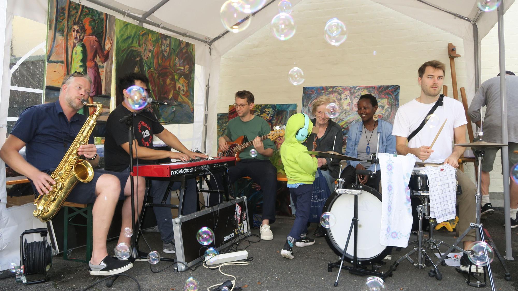 Eine Band spielt auf einer Bühne.