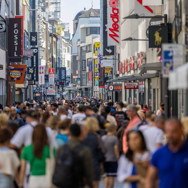 Menschen drängen sich in der Hohe Straße in Köln.