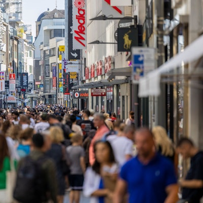 Menschen drängen sich in der Hohe Straße in Köln.
