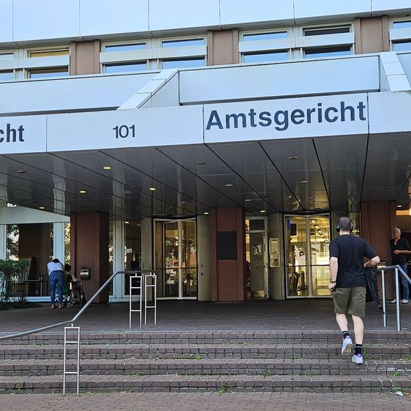 Ein Mann steigt die Stufen zum Land- und Amtsgericht hinauf.