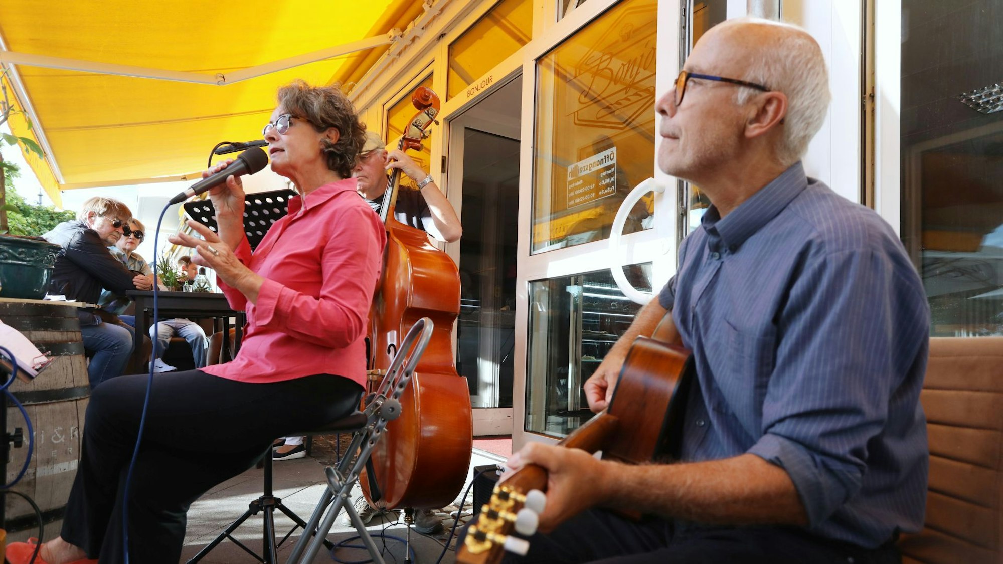 Musiknacht: Café Melange spielt Chansons, Schlager und Jazz vor dem Café Bistro Bonjour auf der Rheinallee.