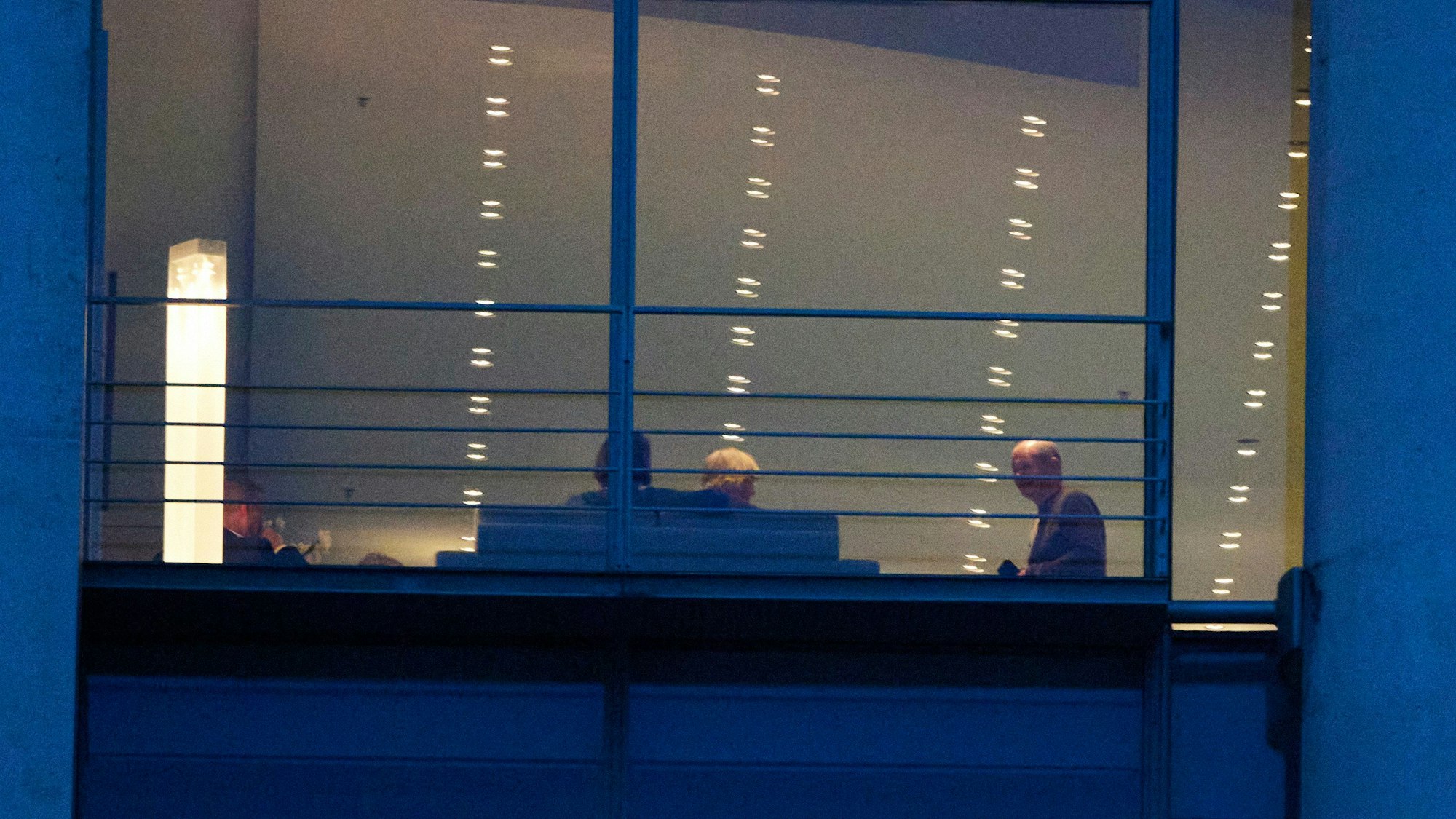 27.08.2023, Berlin: Bundeskanzler Olaf Scholz (r, SPD) nimmt an einer Besprechung teil. Finanzminister Lindner und Familienministerin Paus tagten mit Scholz im Kanzleramt.