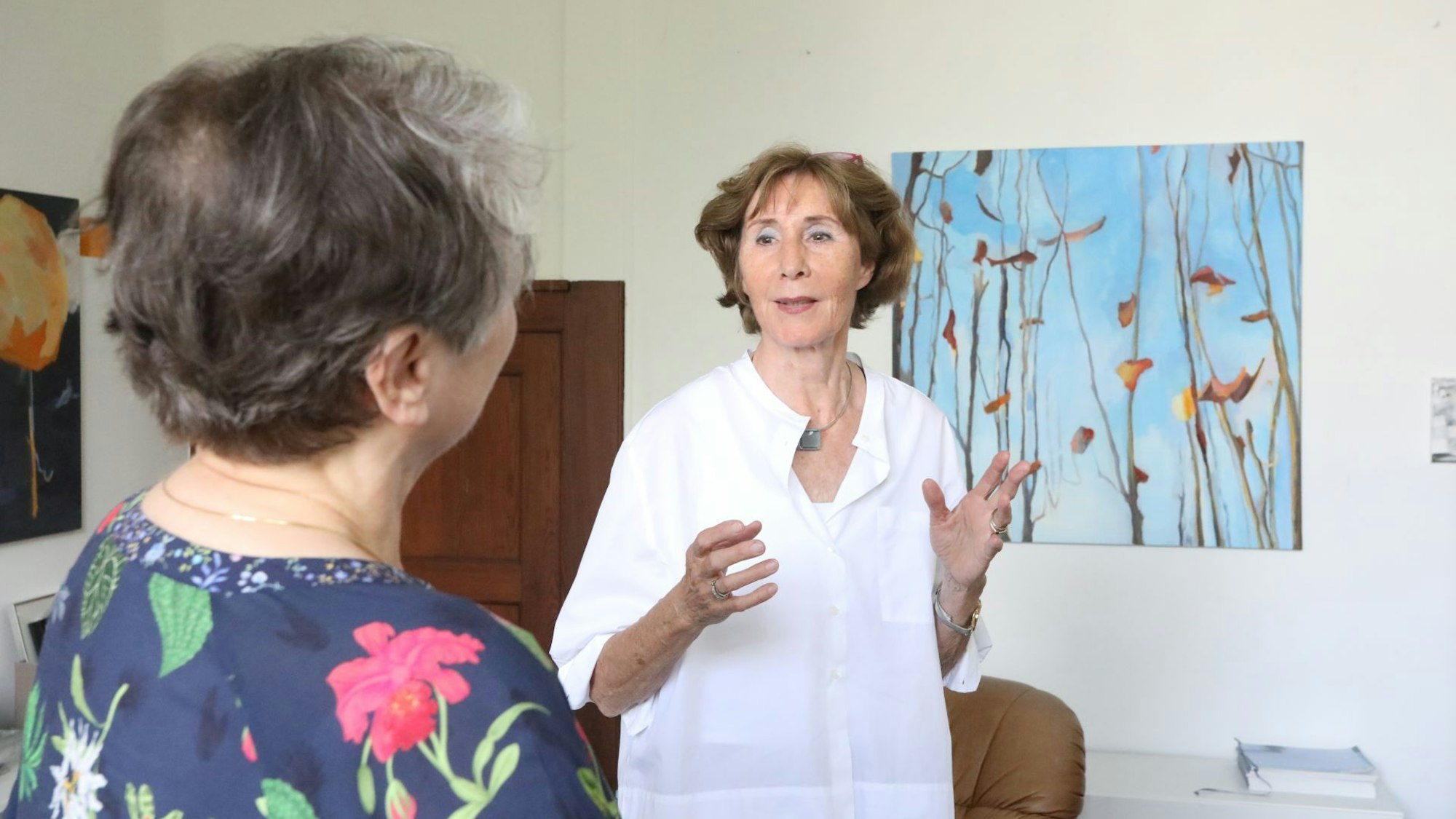 Christine Theile im Gespräch mit einer Besucherin in ihrem Atelier.