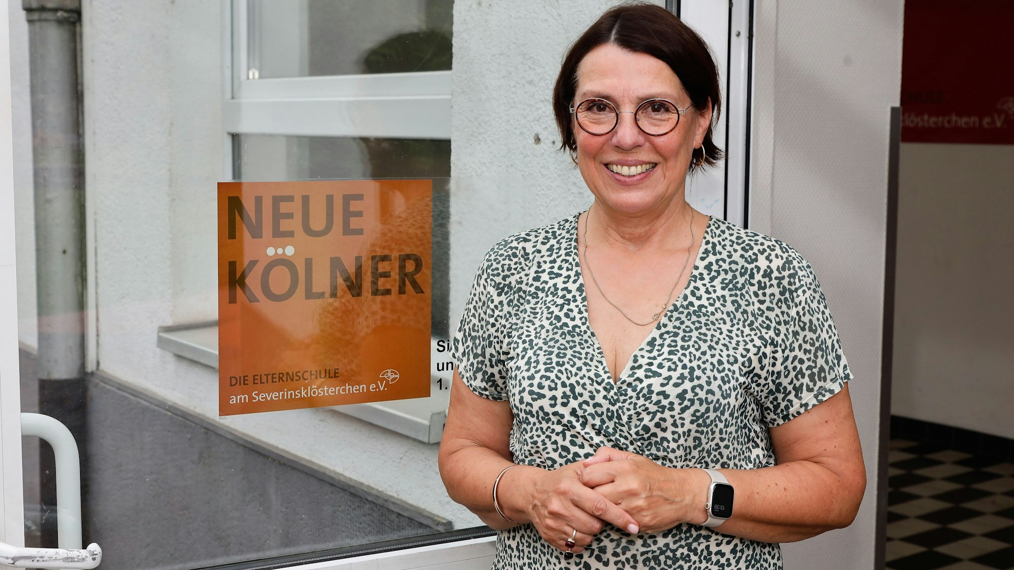 Kursleiterin Dagmar Stapper vor dem Eingang der Elternschule „Neue Kölner“
