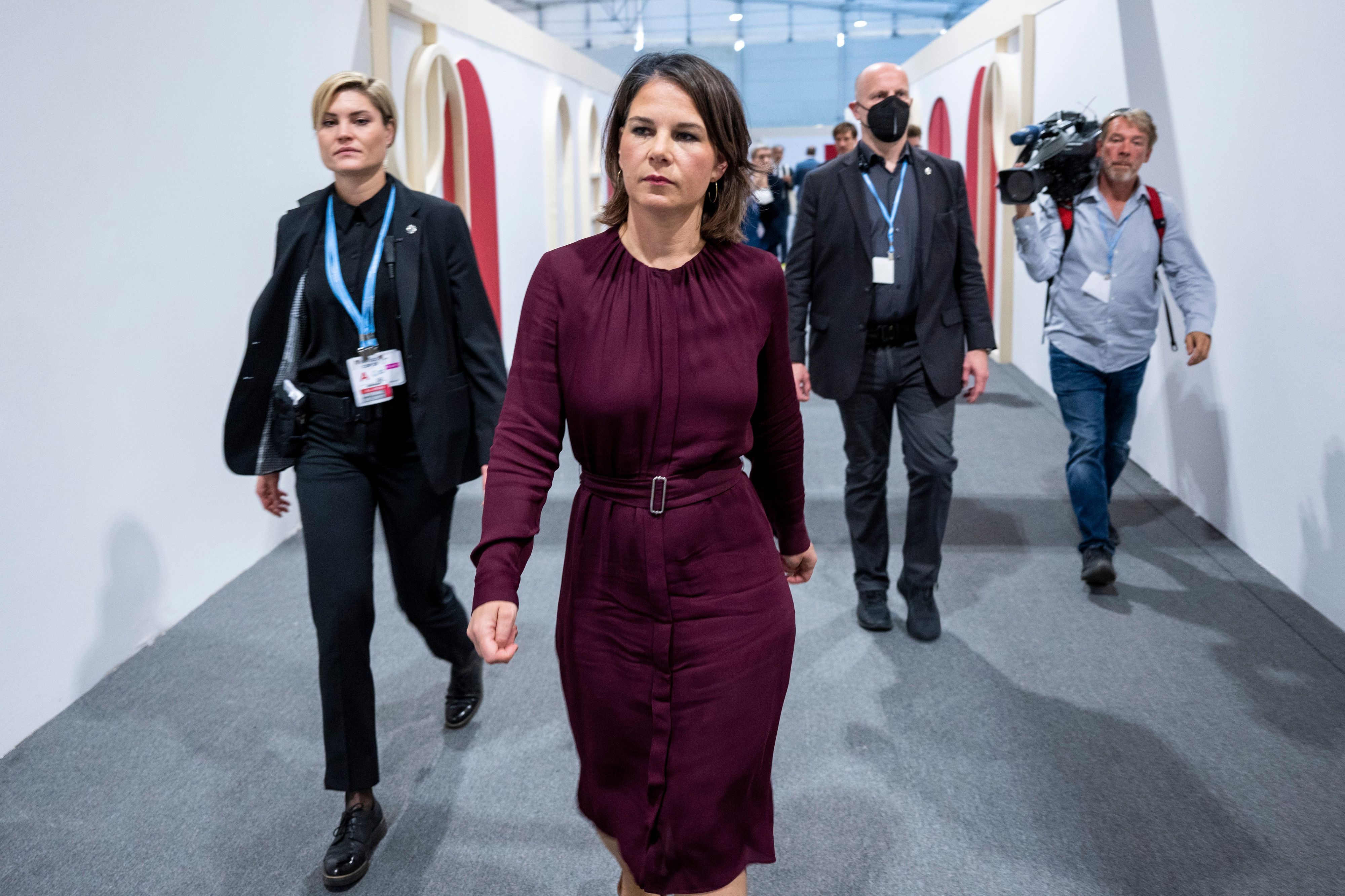 Annalena Baerbock (Bündnis 90/Die Grünen), Außenministerin von Deutschland, geht beim UN-Klimagipfel COP27 nach einer Pressekonferenz.