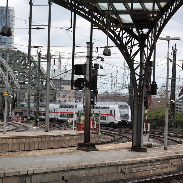 Hauptbahnhof Köln, ausfahrender Zug Richtung Hohenzollernbrücke, 01.04.2022, Bild: Herbert Bucco