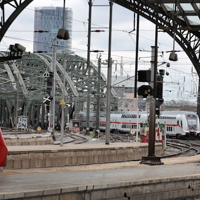 Hauptbahnhof Köln, ausfahrender Zug Richtung Hohenzollernbrücke, 01.04.2022, Bild: Herbert Bucco